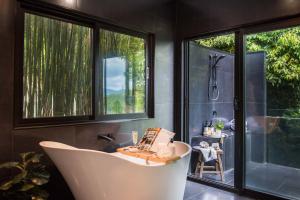 Nine Islands Airlie Beach Luxury Holiday Home with ocean views