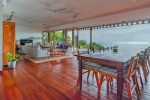 Paradise Garage Komodo Villa