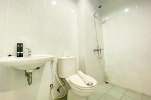 Comfort 1BR at Patraland Urbano Apartment By Travelio
