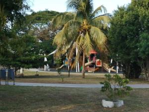 Casa Turquesa enfrente de parque