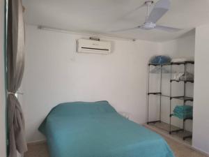 Casa Turquesa enfrente de parque