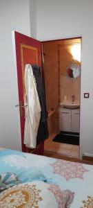 NICE CHAMBRE EXCLUSIVE DANS 2 PIECES 40 m2 ATYPIQUE ORIGINAL DANS GRANDE STRUCTURE TYPE APPARTEMENT DHOTE 80 m2 200 m mer PROMENADE DES ANGLAIS SEJOUR CHEZ LHABITANT