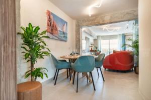 Art-lovers heaven with balcony in center by REMS