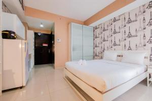 Cozy and Minimalist Studio Room Paramount Skyline Apartment By Travelio