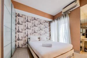 Cozy and Minimalist Studio Room Paramount Skyline Apartment By Travelio