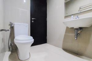 Cozy and Minimalist Studio Room Paramount Skyline Apartment By Travelio