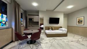 Estudio con cama extragrande y sofá cama