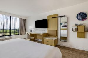 Premium Corner King Room with Skyline View room in Hotel Preston Nashville Airport