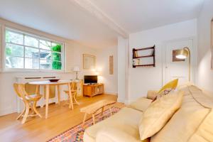 Pass the Keys Charming Cottage in City Centre with Free parking