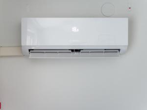 Valoisa huoneisto parvekkeella ja järvinäköalalla