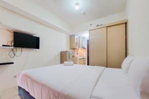 Homey and Tidy Studio Serpong Greenview Apartment By Travelio
