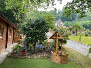 3 Bedroom Lodge Hotub pool in Horsley Surrey UK
