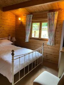 3 Bedroom Lodge Hotub pool in Horsley Surrey UK