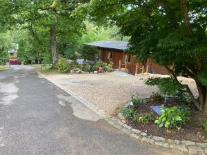 3 Bedroom Lodge Hotub pool in Horsley Surrey UK