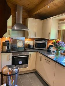 3 Bedroom Lodge Hotub pool in Horsley Surrey UK