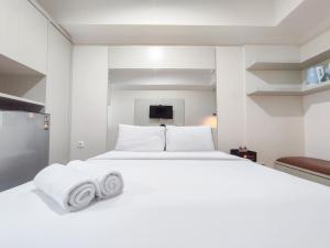 Warm and Cozy Style Studio Room at Paltrow City Apartment By Travelio