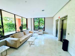 Airport Madrid Plenilunio Suites Green by beBalmy