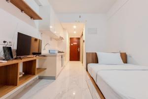 Homey and Warm Studio Room at Sky House BSD Apartment By Travelio