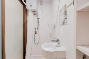 Homey and Warm Studio Room at Sky House BSD Apartment By Travelio