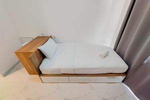 Homey and Warm Studio Room at Sky House BSD Apartment By Travelio