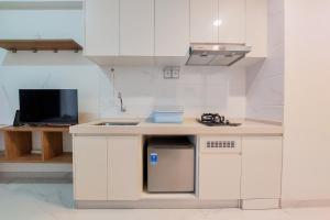 Homey and Warm Studio Room at Sky House BSD Apartment By Travelio