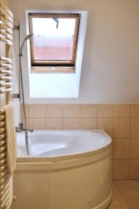 Trón Apartman 2