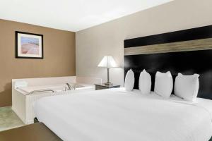 King Room with Spa Bath room in Best Western Beacon Inn