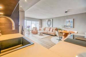 122-Luxury Beachfront Apartment, Views and Pool