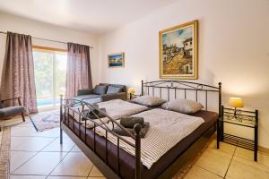 Lovely hugh villa close to beaches up to 10 sleeps