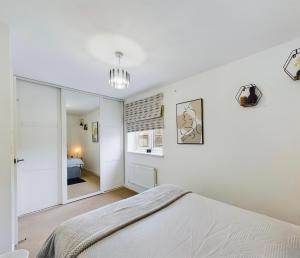 Modern 2 bed city apartment with private parking