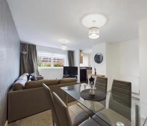 Modern 2 bed city apartment with private parking