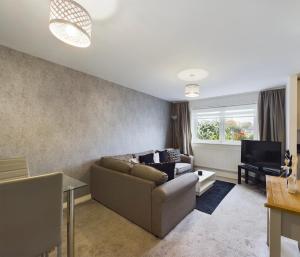 Modern 2 bed city apartment with private parking