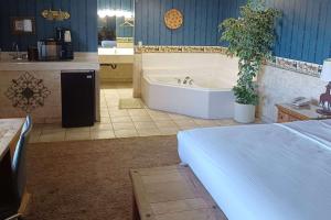 King Suite - Non-Smoking room in Rode Inn Springerville