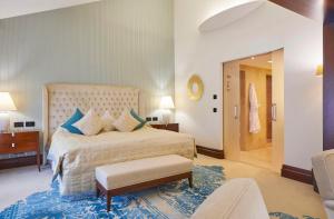 One-Bedroom Executive King Suite room in Kempinski Hotel Frankfurt Gravenbruch