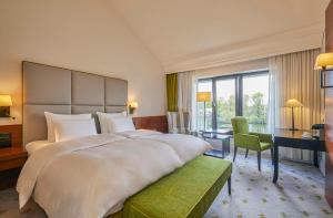 Deluxe King Room with Lake View room in Kempinski Hotel Frankfurt Gravenbruch