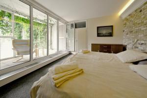 ViDa Prostorný 220 m2 3BR Apartmán s Krbem a Zahradou, Ideální pro Rodiny