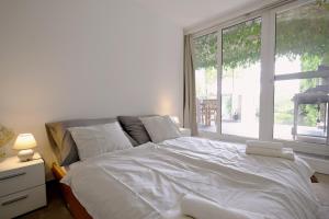 ViDa Prostorný 220 m2 3BR Apartmán s Krbem a Zahradou, Ideální pro Rodiny