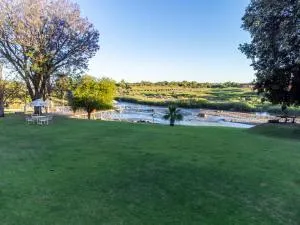 Sunriver Kalahari Lodge Riverside stay in Upington - 乌平通