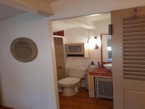 Villas Villa in Viens with Pool & Lavender Views : photos des chambres