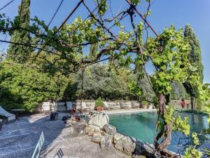 Cottage in Oppède with Pool and Garden