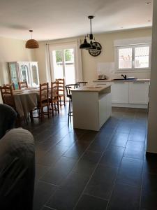 Maisons de vacances Maison avec piscine et jardin : photos des chambres