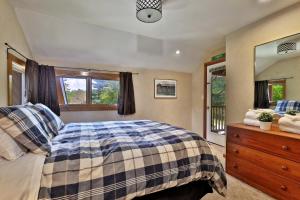 Trail Creek 64 - 1 BR with Loft, Ski Home Trail, Bus, Hot Tub, Pool!