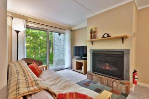 Whiffletree Cozy Condo - 2-Bedroom Condo in Vermont with Garden View and Lift Ticket Deals