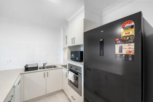 The Hideaway - Riverside Central Surfers 2BR Apartment with Parking and Pool
