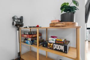 The Hideaway - Riverside Central Surfers 2BR Apartment with Pool