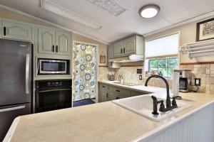 The Bomoseen Bungalow - Vermont Lake House Close to Ski Resorts! Private dock, ski rental ticket deals