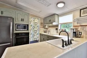 The Bomoseen Bungalow - Vermont Lake House Close to Ski Resorts! Private dock, ski rental ticket deals - Castleton