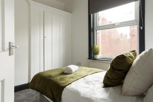 Spacious Three-Bedroom Apartment in Leeds
