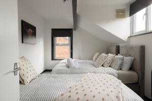 Spacious Three-Bedroom Apartment in Leeds