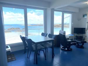 Duplex 2 chambres face à la plage avec parking, au top à Trégastel - FR-1-368-204